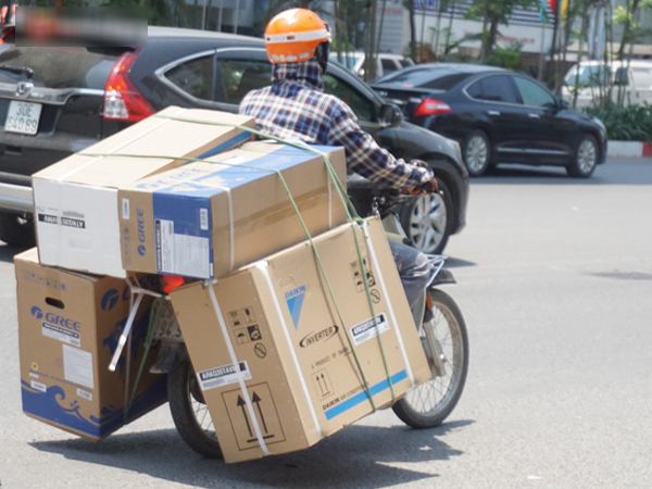 Nắng nóng đỉnh điểm ở Hà Nội, thợ điều hòa kiếm tiền triệu mỗi ngày