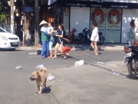 Nhắc nhở nhân viên shop thời trang vứt rác bừa bãi ra đường, nữ lao công bị cô gái trẻ đánh tới tấp
