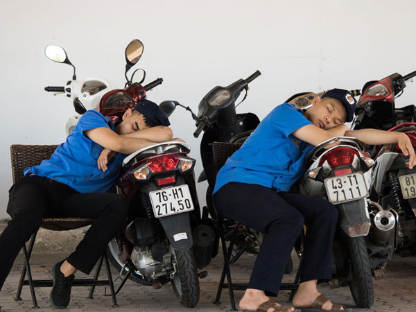Nóng như chảo lửa, người dân Đà Nẵng chui gầm cầu nghỉ trưa
