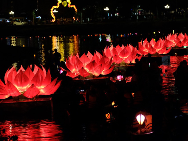 7 đóa hoa sen khổng lồ rực sáng trên sông Hoài