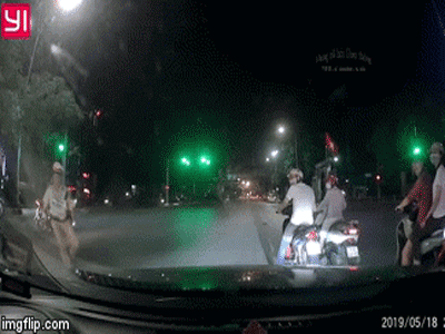 Video: Chiến sĩ CSGT 'tung cước' tóm gọn 2 thanh niên không đội mũ bảo hiểm, định 'thông chốt'