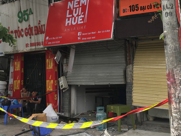 Hà Nội: Nhiều cửa sổ nhà hàng bắn tung tóe sau tiếng nổ lớn lúc nửa đêm