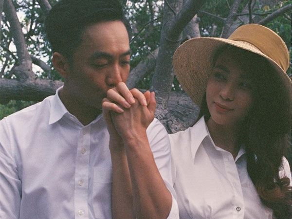 Hiếm khi làm điều này nhưng Cường Đô La vừa đích thân chia sẻ thêm một bức ảnh cưới cực giản dị với Đàm Thu Trang