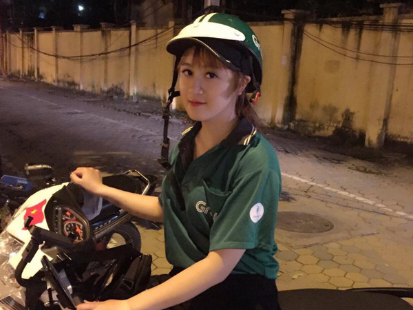 Hot girl GrabBike và buổi tối ám ảnh khi chứng kiến đồng nghiệp đâm vào thành cầu tử vong