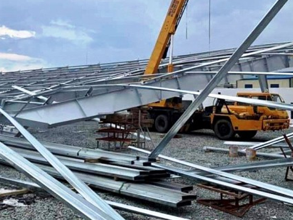 Khung thép hàng trăm tấn ở Bình Dương đổ sập, đè bốn người