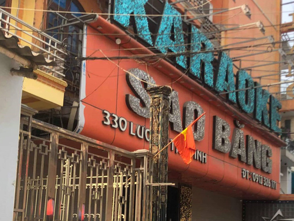 Nam Định: Nổ súng trước cửa quán karaoke khiến 1 người chết, 2 người bị thương