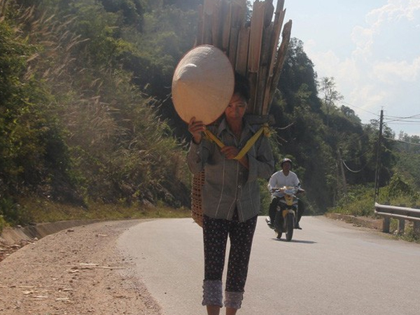 Nắng nóng cùng vợ ra đồng thu hoạch lạc, người chồng tử vong