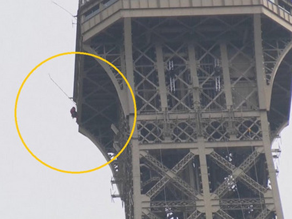 Pháp sơ tán tháp Eiffel vì có người leo bên ngoài
