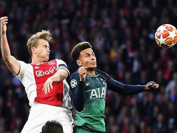 Thủ quân Ajax đòi mức lương khổng lồ ở Barca