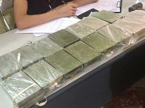 Cả gia đình bị bắt giữ khi vận chuyển 30 bánh heroin