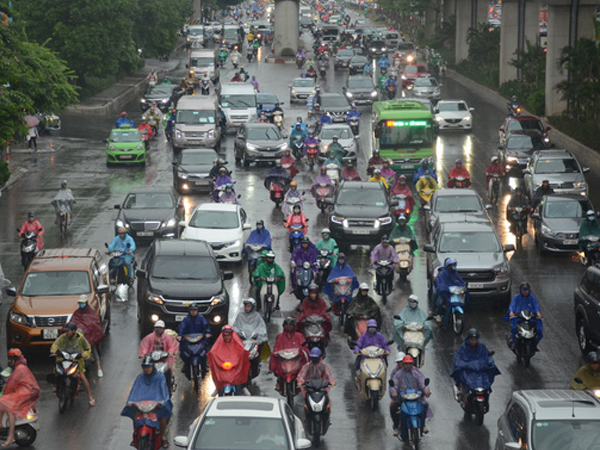Cơn mưa rào vào sáng nay đã làm giảm nhiệt độ tại thủ đô cùng các tỉnh phía Bắc cũng giảm mạnh hơn 10 độ C khiến ai cũng cảm nhận tiết trời mát lạnh.