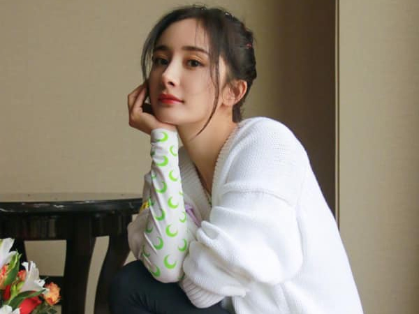Dương Mịch khoe ảnh 'tự sướng', tận hưởng cuộc sống độc thân sau ồn ào ngoại tình với Hoắc Kiến Hoa