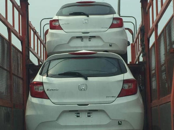 Honda Brio bất ngờ xuất hiện trên xe vận chuyển trên đường phố Hà Nội