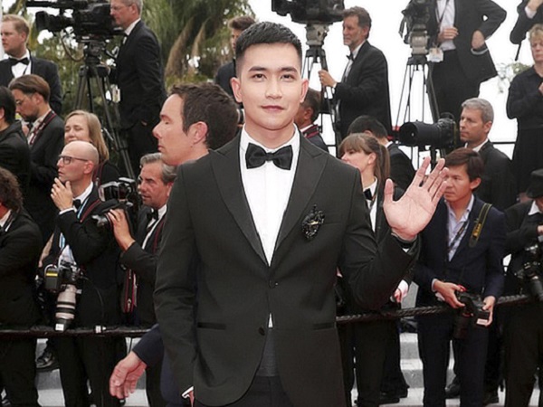 Không ồn ào như Ngọc Trinh, Võ Cảnh xuất hiện điển trai, lịch lãm trên thảm đỏ Cannes