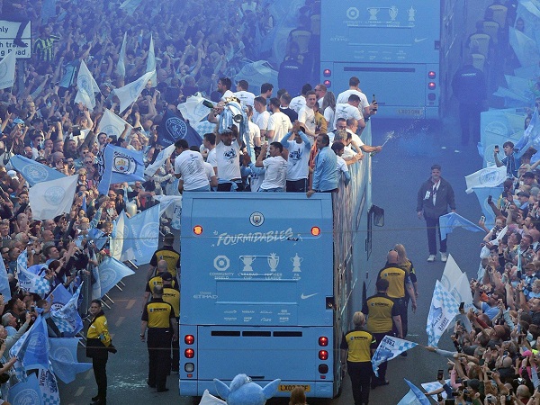 Man City nhuộm xanh thành Manchester trong lễ rước cúp hoành tráng