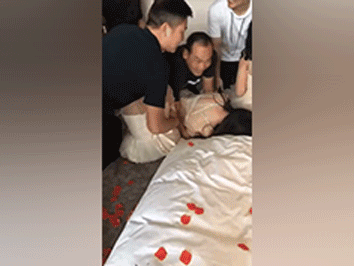 Mượn nghi lễ truyền thống, khách nam đi dự đám cưới giở trò đồi bại với phù dâu, gây ra cảnh tượng không khác gì quấy rối tập thể
