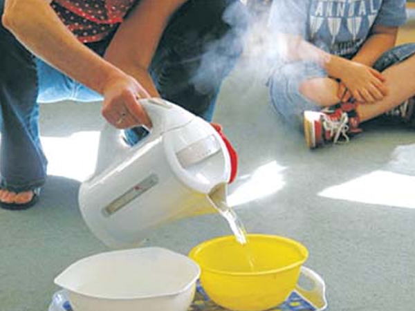 Nghệ An: Mẹ không để ý, bé trai 19 tháng tuổi uống phải nước sôi dẫn đến tử vong thương tâm