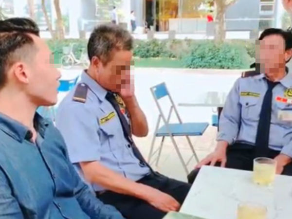 Thanh niên Việt kiều đến tận nơi xin lỗi 2 nhân viên bảo vệ: 'Con không khinh mấy chú, con cũng tự làm đủ nghề mới có tiền'