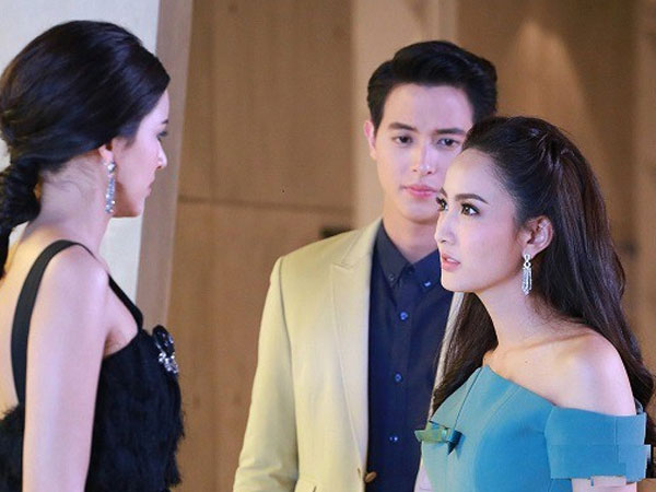 Tình cũ của chồng lớn tiếng: 'Tôi với anh ấy là đẹp đôi nhất', nhưng vừa nghe vợ nói 1 câu cô ả xách túi bước đi không ngoái lại