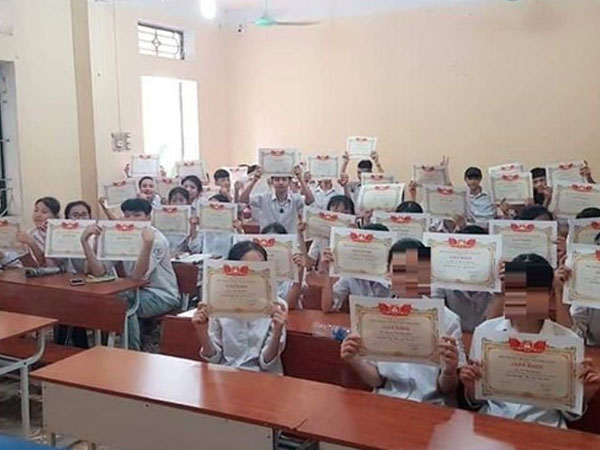 'Trường dạy kiểu gì mà 42/43 em một lớp có giấy khen học sinh giỏi'