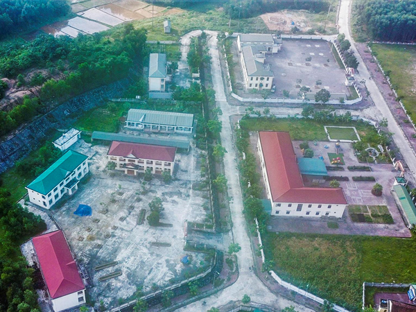 Video ảnh: Trường hơn 16 tỷ đồng bỏ hoang, người dân tận dụng phơi rơm, thả bò