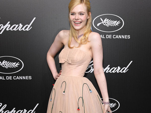 Elle Fanning tiết lộ bị ngất xỉu khi xiết mình trong chiếc váy của Prada, sự việc chính là lời cảnh tỉnh cho nhiều chị em!