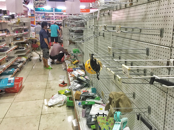 Khách vứt hàng bừa bãi, Auchan tan hoang trước ngày đóng cửa