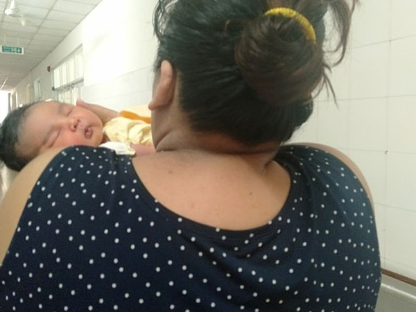 Mỡ bụng sản phụ quá dày, bác sĩ chật vật mổ lấy thai nhi