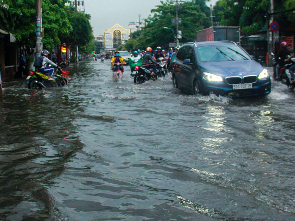 Mưa lớn từ chiều đến tối, người Sài Gòn ngán ngẩm cảnh ngập nước, kẹt xe trên đường về nhà