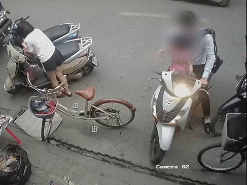 Người đàn ông dừng xe không tắt máy, bé gái vô tình vịn trúng tay ga khiến xe lao vút vào cửa hàng tạp hóa