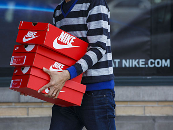 Nike, Adidas kêu gọi Trump không tăng thuế với giày dép từ Trung Quốc