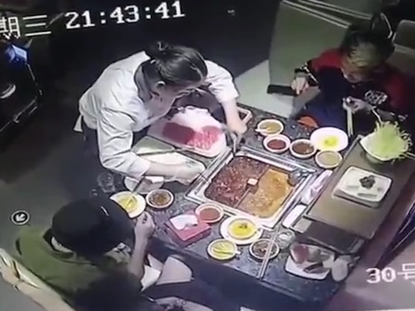 Nồi lẩu bất ngờ phát nổ vì sai lầm "chết người" này của thực khách, rút ra kinh nghiệm xương máu cho tất cả mọi người