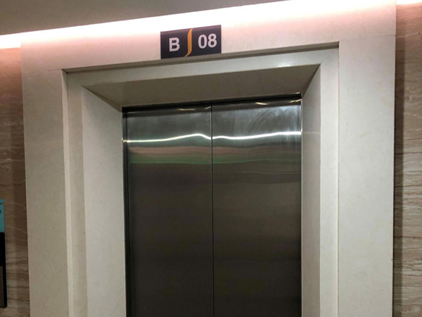 Triệu tập người nước ngoài bị tố sàm sỡ cô gái trong thang máy