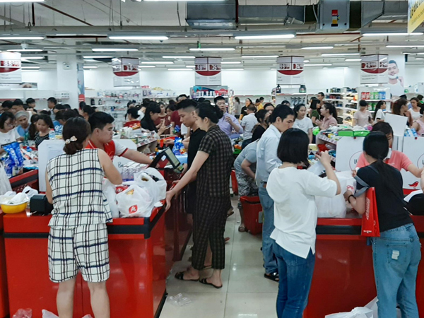 Video ảnh: Chen lấn 'vét' hàng giảm giá 50% trước ngày Auchan đóng cửa