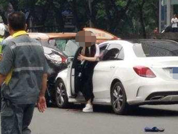 Video: Xe Mercedes vượt đèn đỏ tông 13 người bị thương