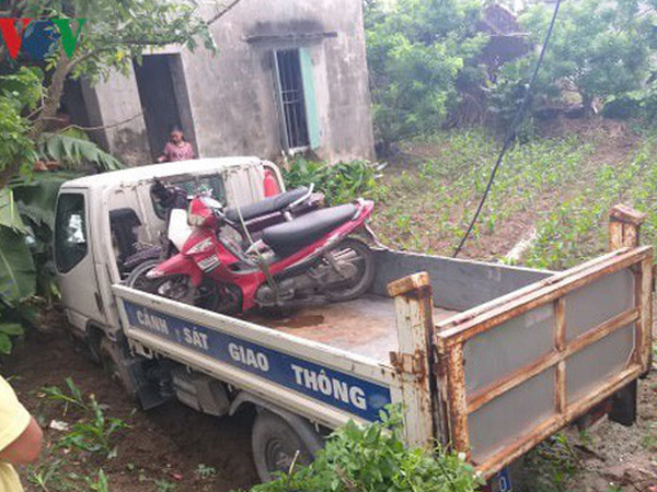 Xe cảnh sát giao thông mất lái tông nhà dân khiến một người bị thương