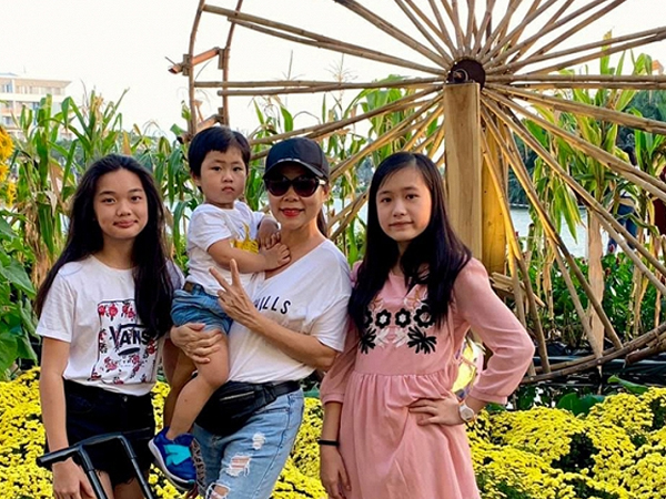 Ca sĩ Mỹ Lệ thừa nhận cuồng con, mất lửa nghề, lười đi hát, ông xã phàn nàn: 'Có con quên chồng'