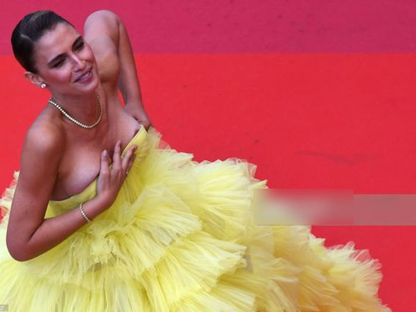 Cận cảnh sự cố tụt váy, lộ hàng trên thảm đỏ Cannes 2019
