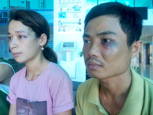 Cặp vợ chồng bị nhóm người xăm trổ đánh đập, bắt quỳ giữa nắng