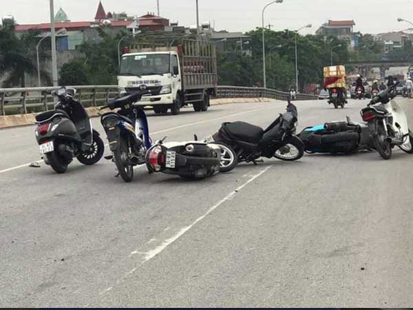 Gần 20 thanh niên truy sát nhau ở Hải Dương, 2 người rơi xuống cầu vượt bị thương
