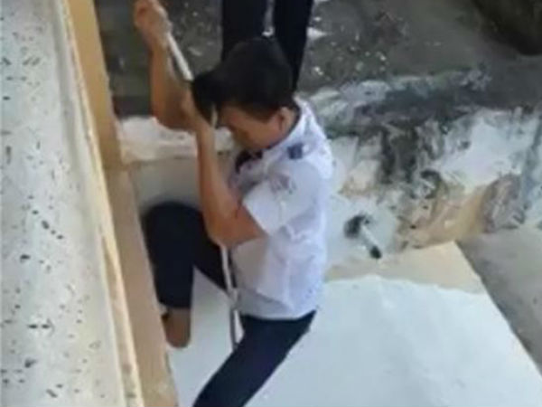 Nhóm nam sinh dùng dây thừng leo từ tầng lầu xuống đất, quay clip lại để giải trí khiến người xem sợ hãi
