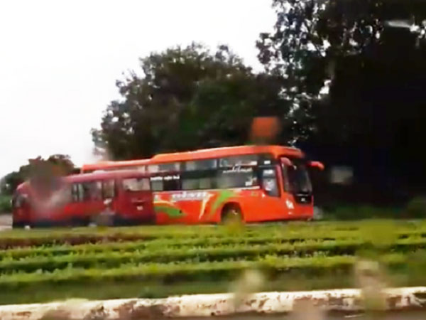 Thanh Hóa: Xe khách chạy ngược chiều như tên bay trên đường lúc trời mưa