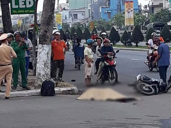 Thiếu niên 14 tuổi chở bạn chạy xe máy tự đâm vào vỉa hè, 1 người tử vong