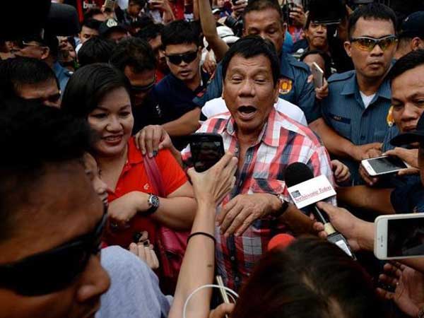 TT Duterte ra lệnh đổ rác xuống vùng lãnh hải 'bất kỳ' của Canada