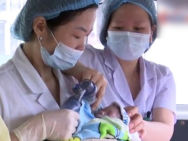 Video: Hình ảnh rơi nước mắt trong ca mổ đón bé Bình An từ người mẹ ung thư