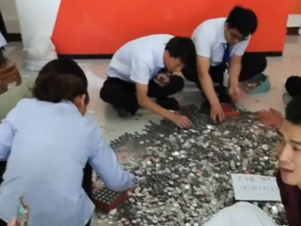 Video: Khách mang tiền xu đi mua ôtô, cả đại lý phải đếm suốt 3 ngày