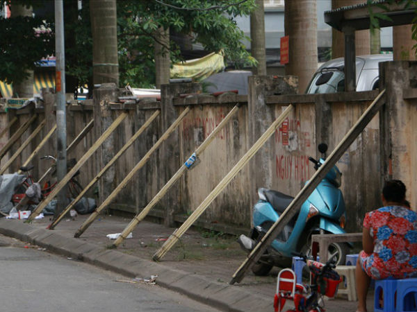 Vô tư mưu sinh dưới bức tường 'tử thần' bất chấp nguy hiểm