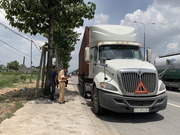 Xe container lấn làn, cán người phụ nữ đi xe máy chết thảm