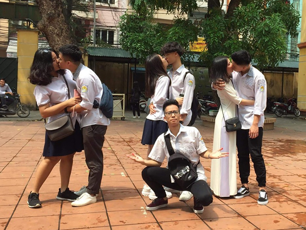 Bức ảnh trai đẹp lẻ loi giữa đám bạn hôn nhau ở trường gây bão: Sao tôi ế trường tồn, trong khi ai cũng có người yêu