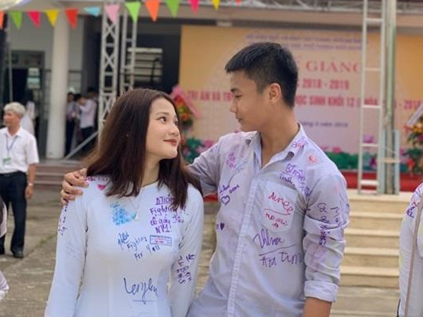 Cặp 10X Đà Nẵng gây chú ý với bức ảnh 'tình bể bình' ngày bế giảng